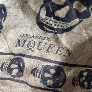 Alexander McQueen scull scarf 100% silk